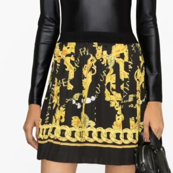 Versace Jeans Couture Black Gold Logo Pleated Miniskirt NWT Italy 36 / US 0 - Picture 1 of 5